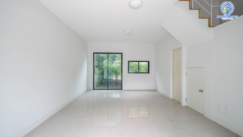 ทาวน์เฮ้าส์มือสองย่านนนทบุรี ม.บ้านกลางเมือง ปิ่นเกล้า-จรัญฯ เนื้อที่กว้าง 21.50 ตร.ว. ฟังก์ชัน 3 ห้องนอน 3 ห้องน้ำ ที่จอดรถ 2 คัน บ้านสภาพเหมือนใหม่ แต่งสวยพร้อมเข้าอยู่ ใกล้รถไฟฟ้าสายสีแดง "สถานีบางบำหรุ" และทางด่วน "ศรีรัช" จองเลย!